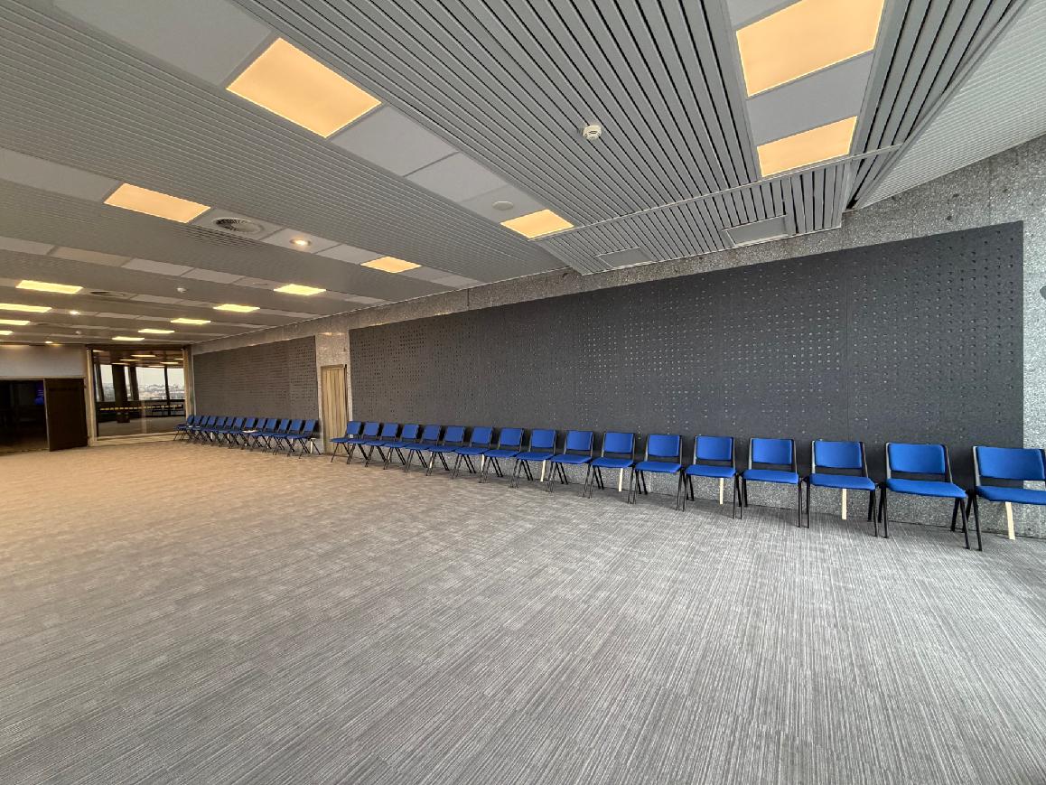 Realizace velké tmavé interiérové stěny