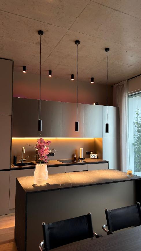 Moderní kuchyně s fóliovanými povrchy a designovým osvětlením