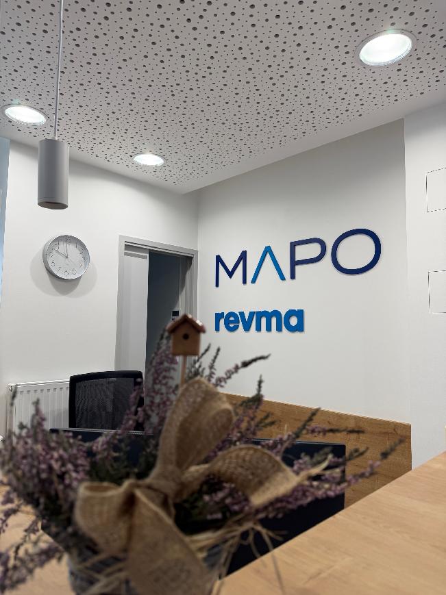 Firemní logo MAPO Revma v interiéru